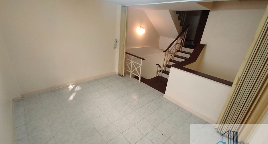 Casa adosada en venta de 3 habitaciones en Phra Khanong, Bangkok
