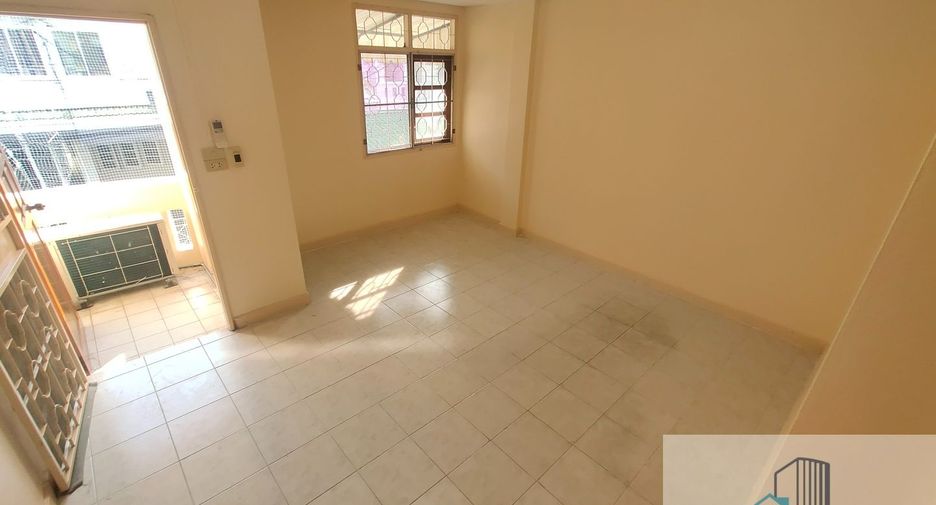 Casa adosada en venta de 3 habitaciones en Phra Khanong, Bangkok