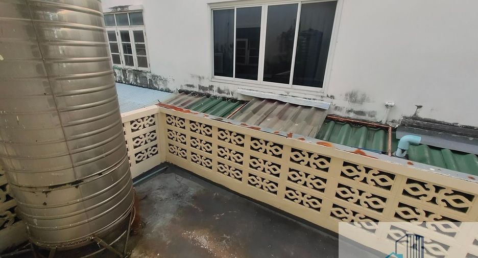 Casa adosada en venta de 3 habitaciones en Phra Khanong, Bangkok
