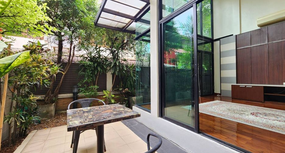 For rent 3 bedrooms townhouse in Khlong Toei, Bangkok