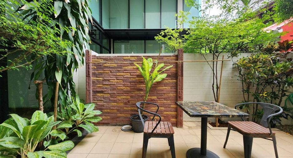 For rent 3 bedrooms townhouse in Khlong Toei, Bangkok