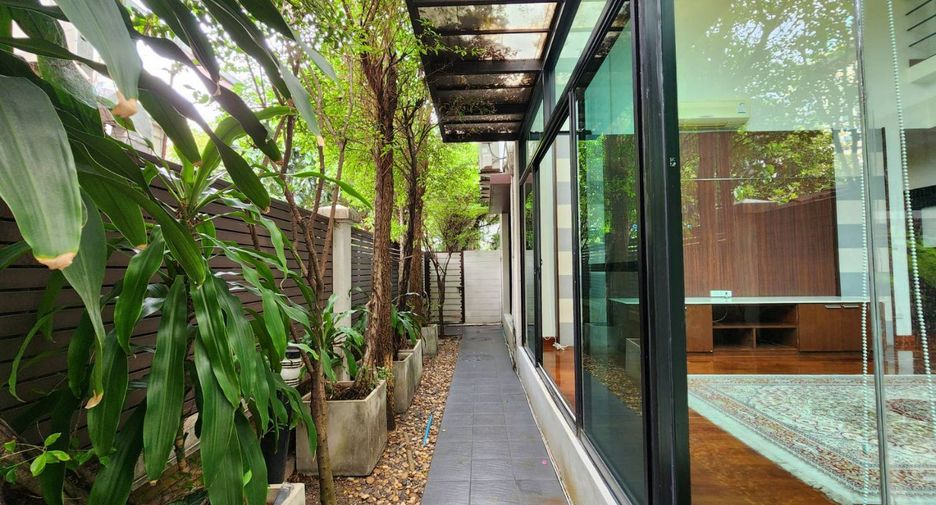 For rent 3 bedrooms townhouse in Khlong Toei, Bangkok