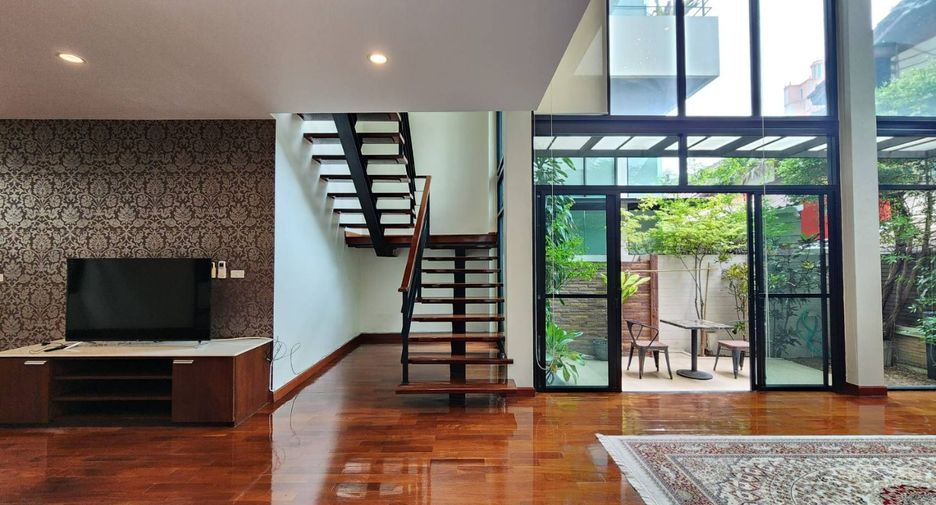For rent 3 bedrooms townhouse in Khlong Toei, Bangkok