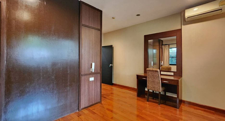 For rent 3 bedrooms townhouse in Khlong Toei, Bangkok