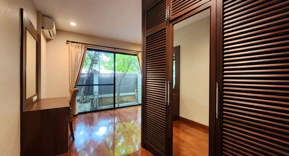 For rent 3 bedrooms townhouse in Khlong Toei, Bangkok