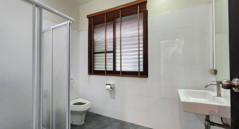 For rent 3 bedrooms townhouse in Khlong Toei, Bangkok