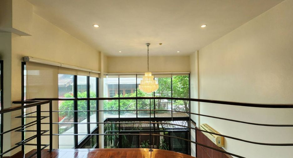 For rent 3 bedrooms townhouse in Khlong Toei, Bangkok