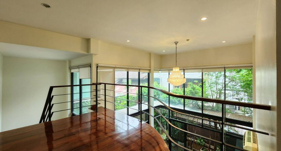 For rent 3 bedrooms townhouse in Khlong Toei, Bangkok