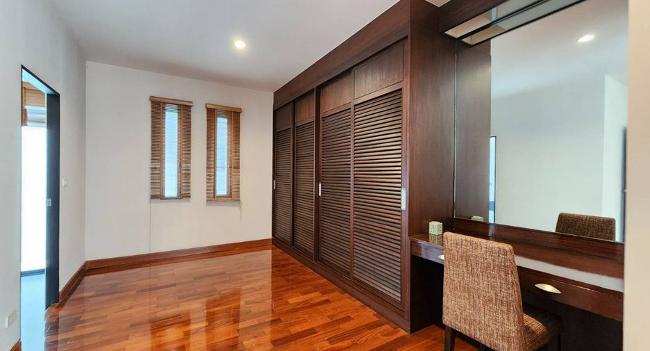 For rent 3 bedrooms townhouse in Khlong Toei, Bangkok
