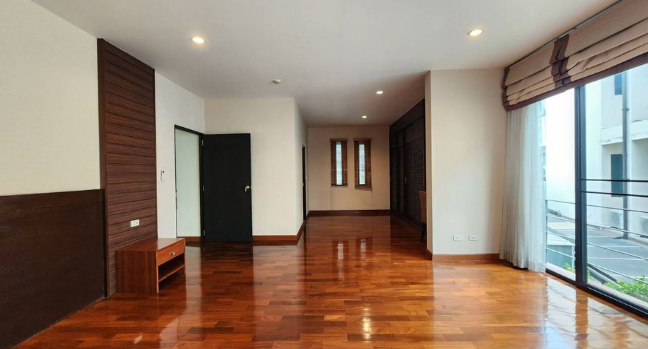 For rent 3 bedrooms townhouse in Khlong Toei, Bangkok