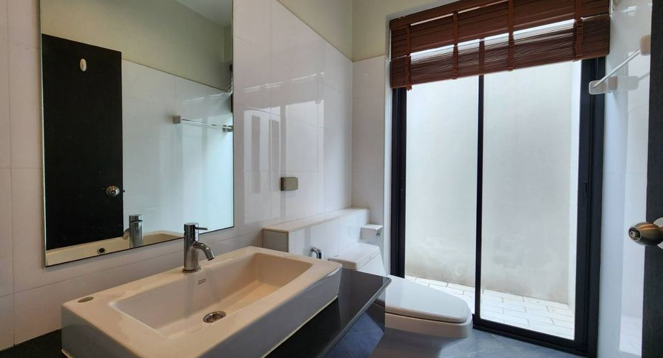 For rent 3 bedrooms townhouse in Khlong Toei, Bangkok