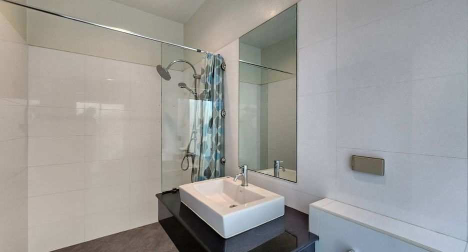 For rent 3 bedrooms townhouse in Khlong Toei, Bangkok