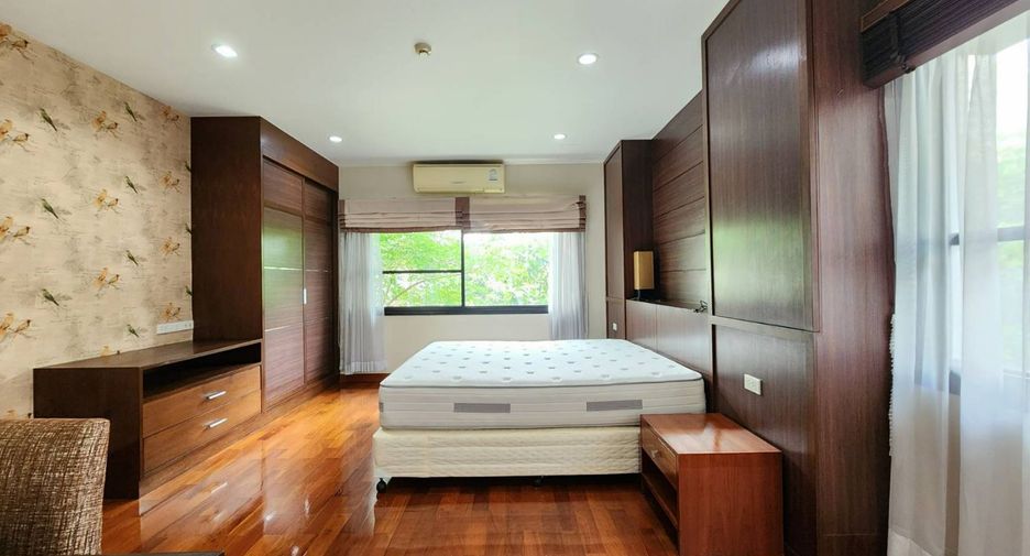 For rent 3 bedrooms townhouse in Khlong Toei, Bangkok