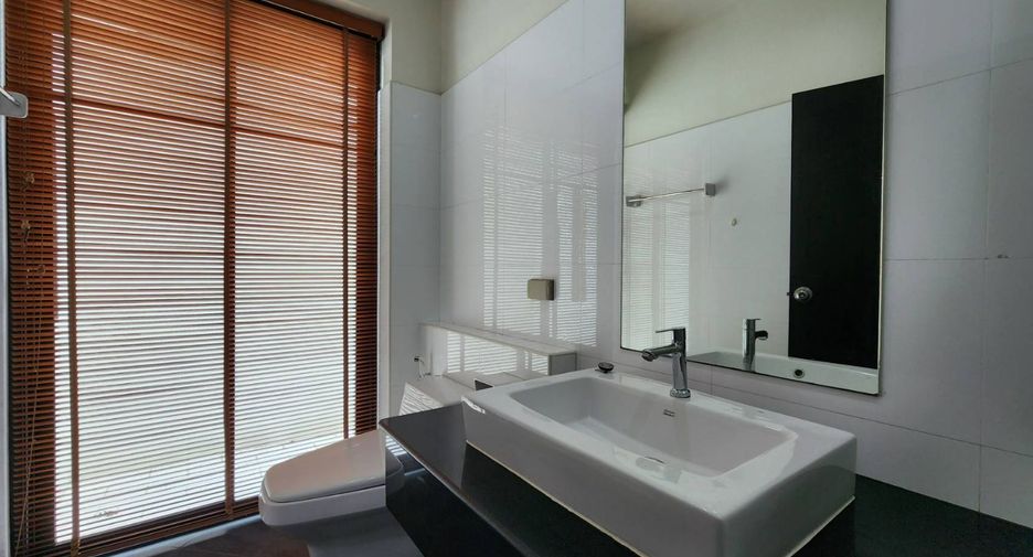 For rent 3 bedrooms townhouse in Khlong Toei, Bangkok