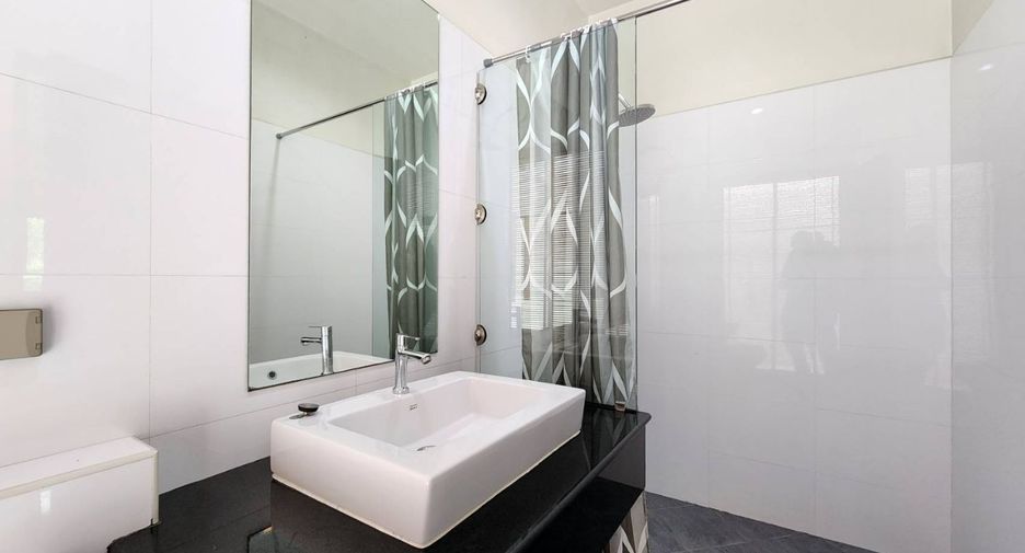 For rent 3 bedrooms townhouse in Khlong Toei, Bangkok