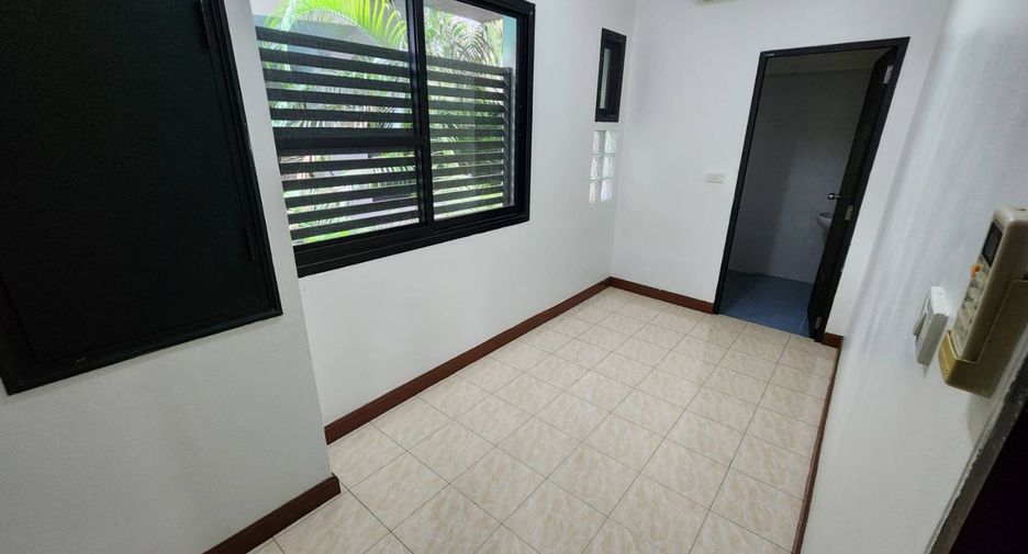 For rent 3 bedrooms townhouse in Khlong Toei, Bangkok