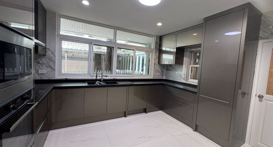 For rent 4 bedrooms house in Ratchathewi, Bangkok