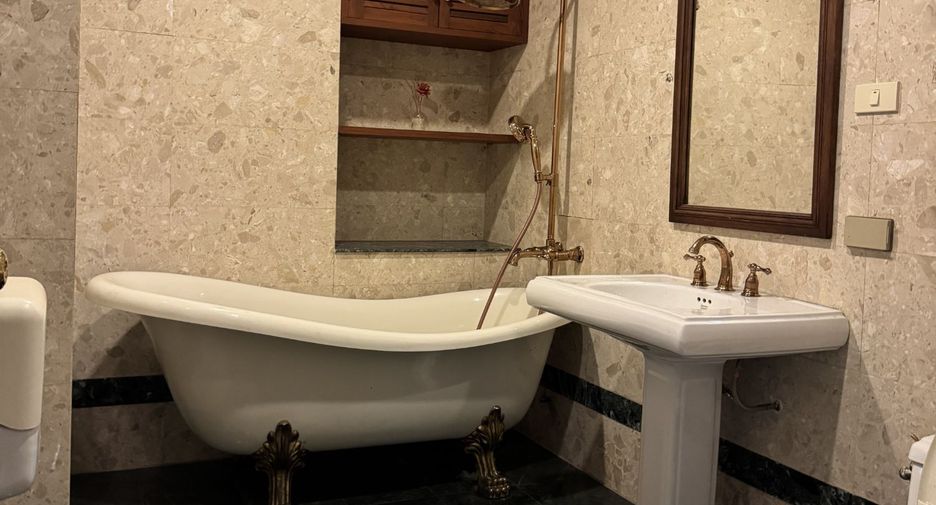 For rent 4 bedrooms house in Ratchathewi, Bangkok