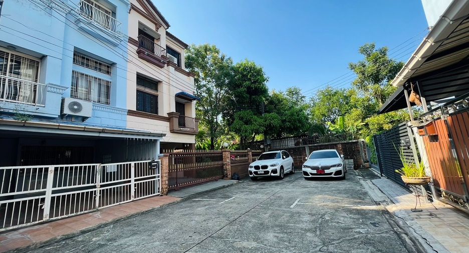 For sale 3 bedrooms townhouse in Wang Thonglang, Bangkok