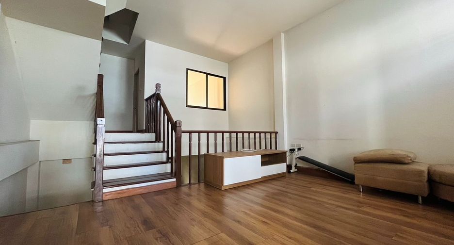 For sale 3 bedrooms townhouse in Wang Thonglang, Bangkok