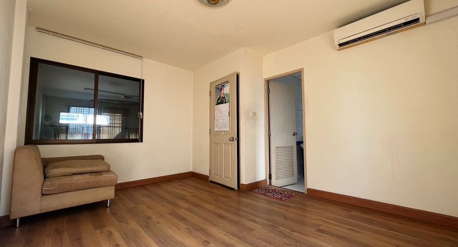 For sale 3 bedrooms townhouse in Wang Thonglang, Bangkok