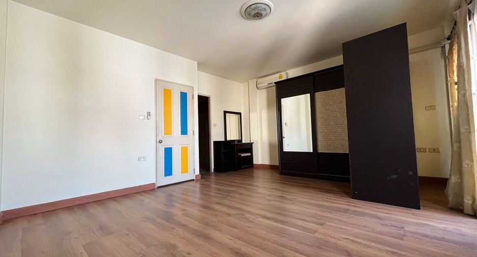For sale 3 bedrooms townhouse in Wang Thonglang, Bangkok