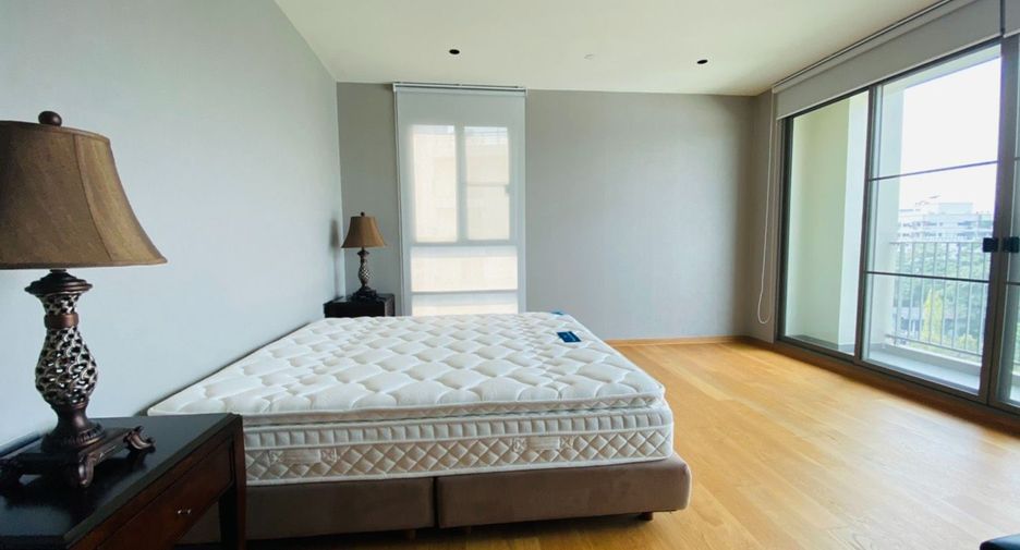 For rent 2 bedrooms condo in Yan Nawa, Bangkok