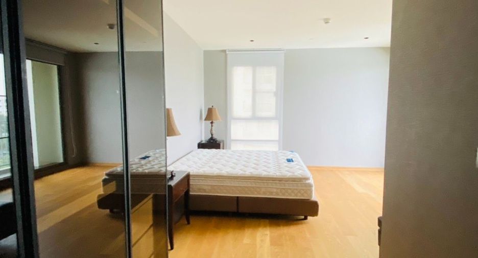 For rent 2 bedrooms condo in Yan Nawa, Bangkok