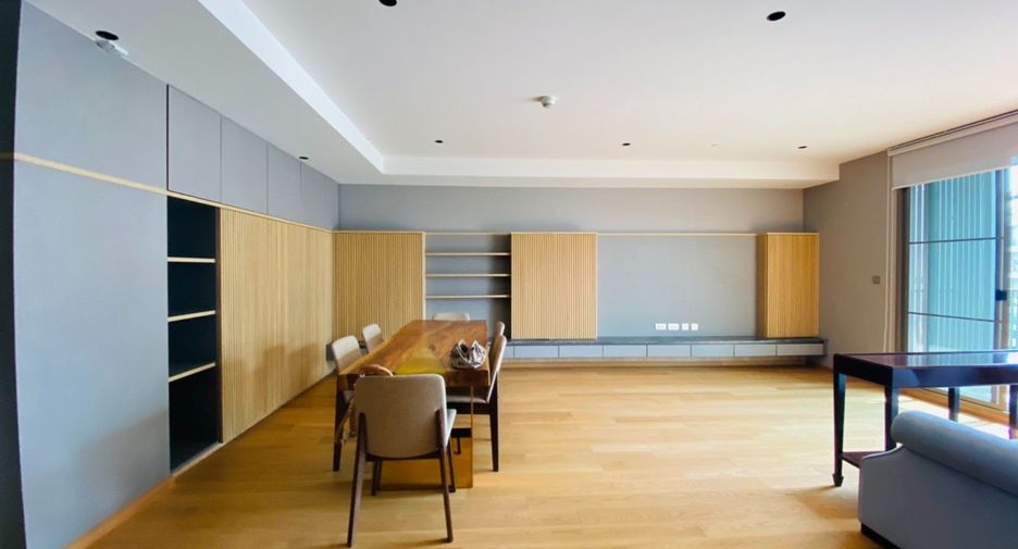 For rent 2 bedrooms condo in Yan Nawa, Bangkok
