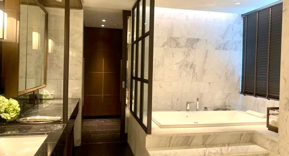 For rent 3 bedrooms condo in Khlong Toei, Bangkok