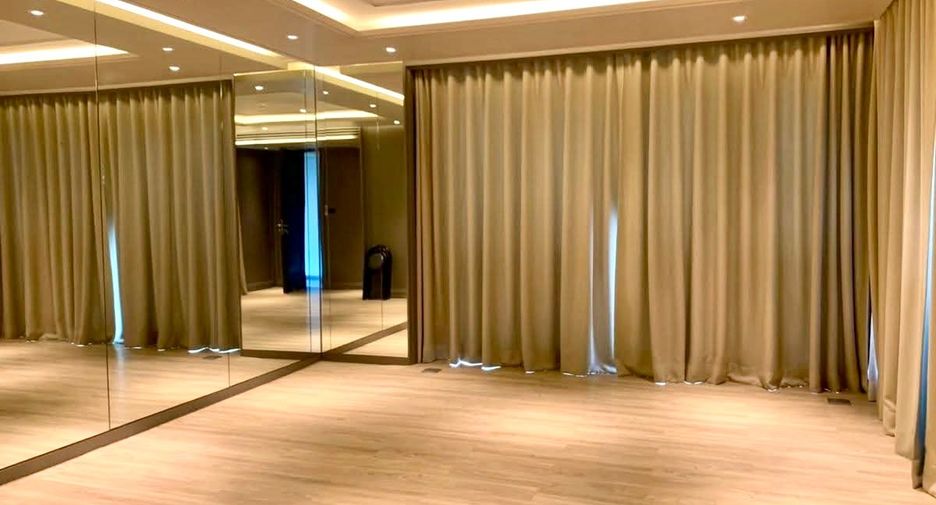 For rent 3 bedrooms condo in Khlong Toei, Bangkok