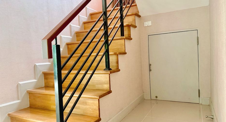 For sale 4 bedrooms house in Mueang Nonthaburi, Nonthaburi