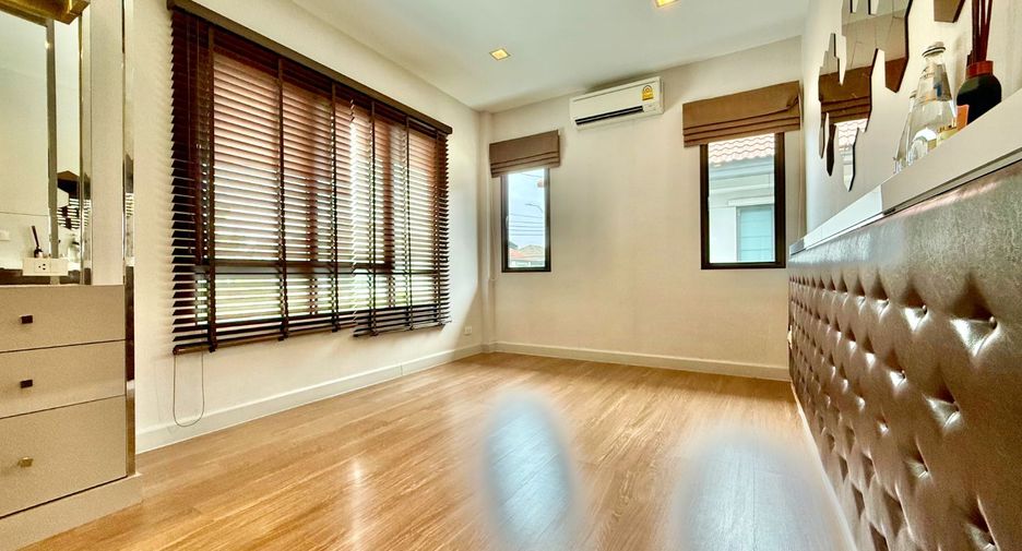 For sale 4 bedrooms house in Mueang Nonthaburi, Nonthaburi