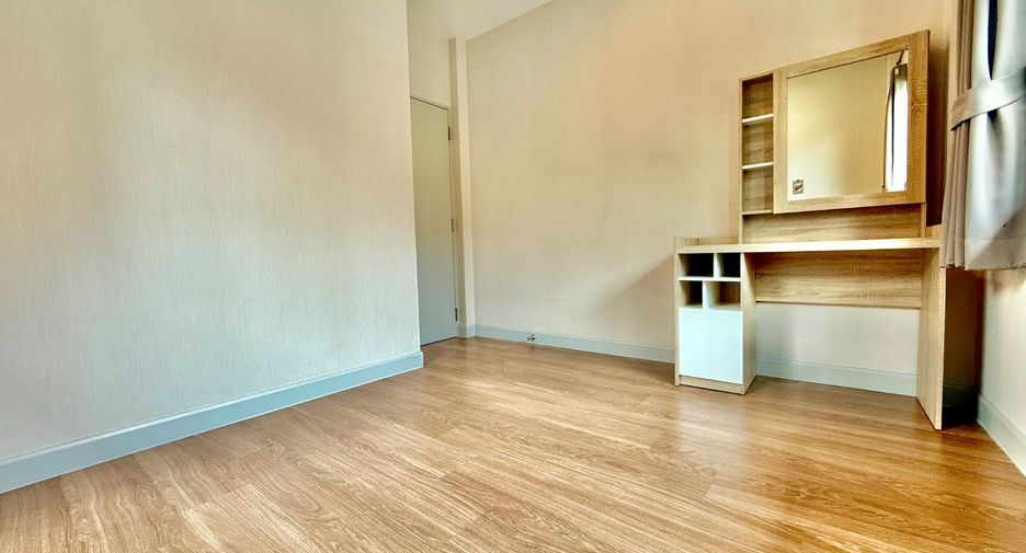 For sale 4 bedrooms house in Mueang Nonthaburi, Nonthaburi