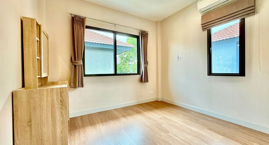 For sale 4 bedrooms house in Mueang Nonthaburi, Nonthaburi