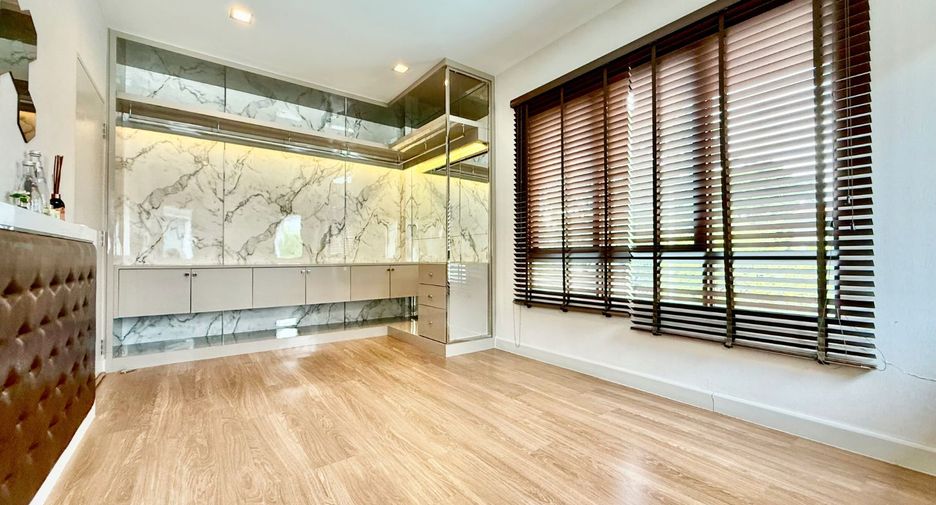 For sale 4 bedrooms house in Mueang Nonthaburi, Nonthaburi