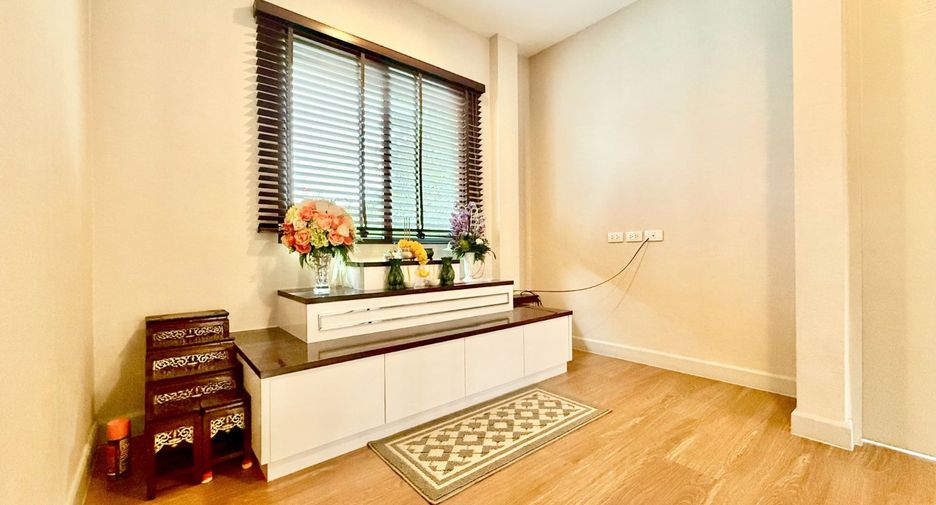 For sale 4 bedrooms house in Mueang Nonthaburi, Nonthaburi
