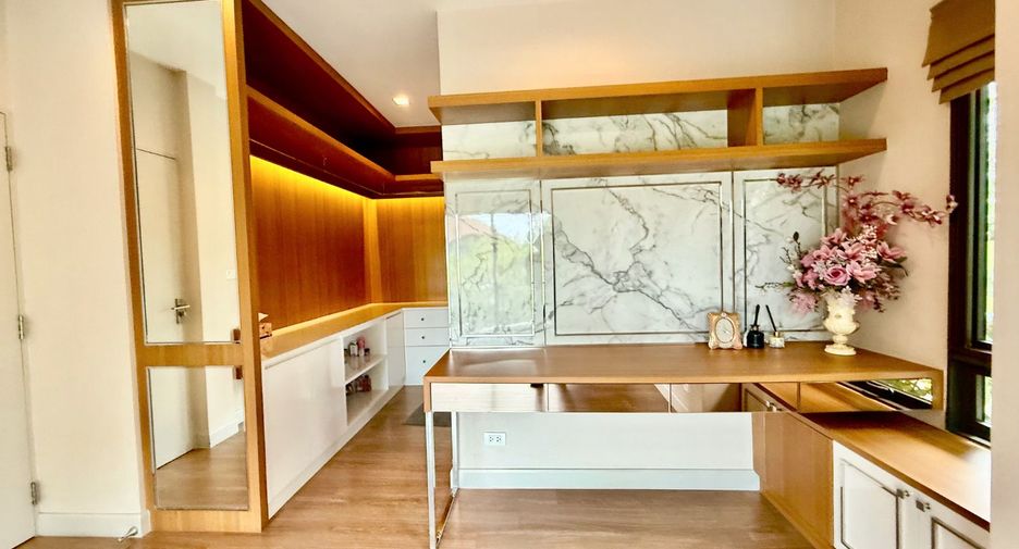 For sale 4 bedrooms house in Mueang Nonthaburi, Nonthaburi