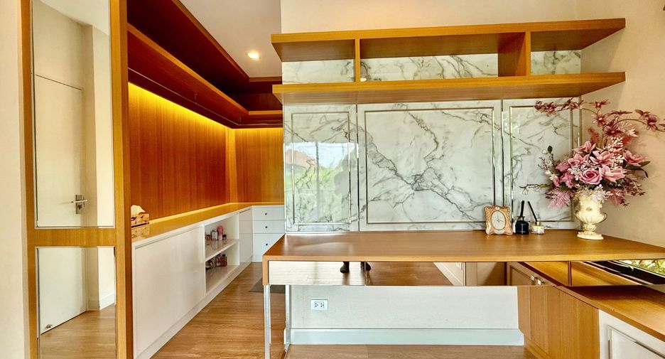 For sale 4 bedrooms house in Mueang Nonthaburi, Nonthaburi