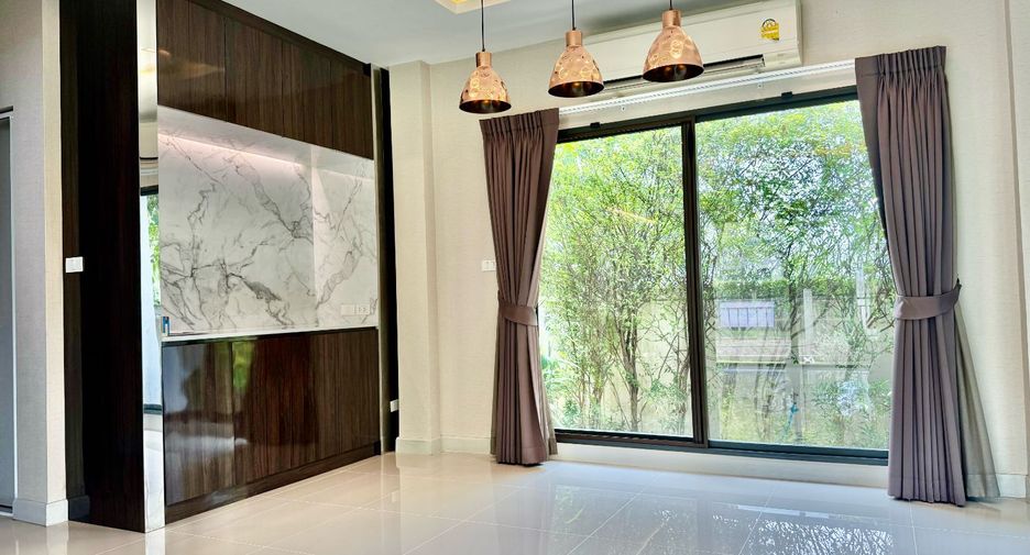 For sale 4 bedrooms house in Mueang Nonthaburi, Nonthaburi