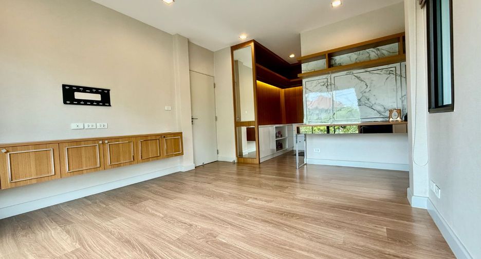 For sale 4 bedrooms house in Mueang Nonthaburi, Nonthaburi