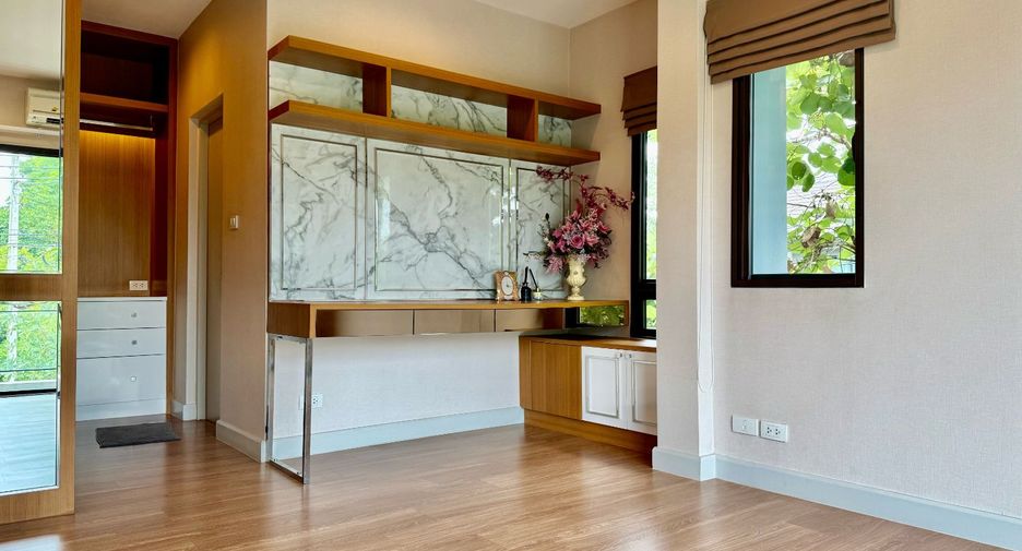 For sale 4 bedrooms house in Mueang Nonthaburi, Nonthaburi