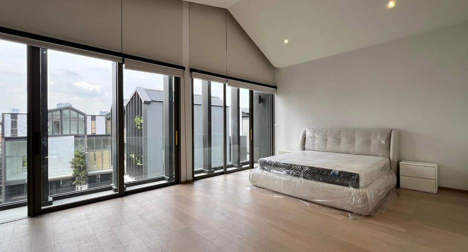 For rent 3 bedrooms house in Phra Khanong, Bangkok
