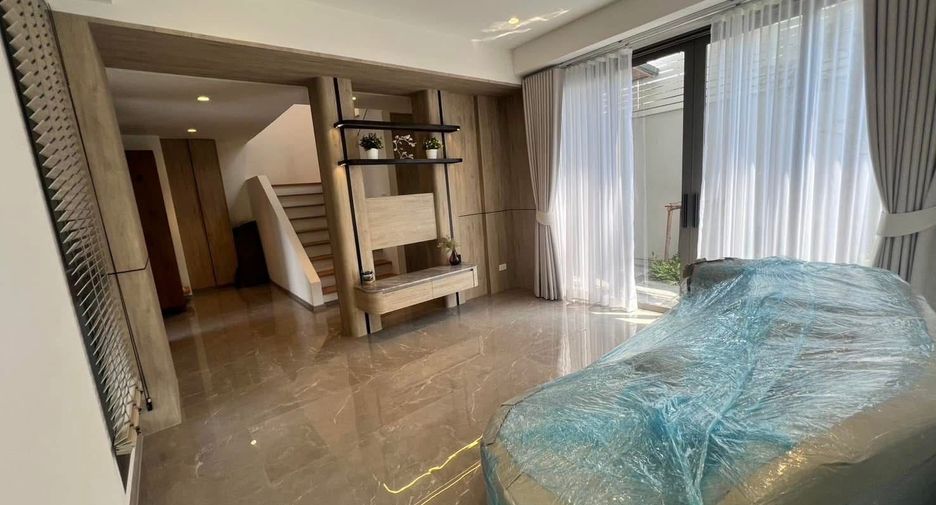 For rent 3 bedrooms house in Phra Khanong, Bangkok