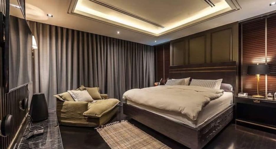 For rent 4 bedrooms house in Watthana, Bangkok