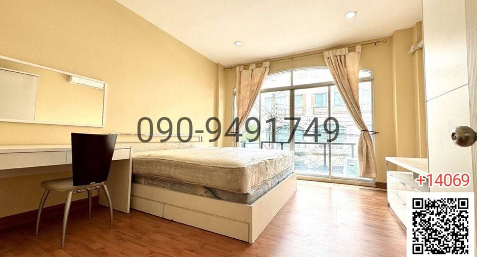 For rent 3 bedrooms townhouse in Bang Kapi, Bangkok
