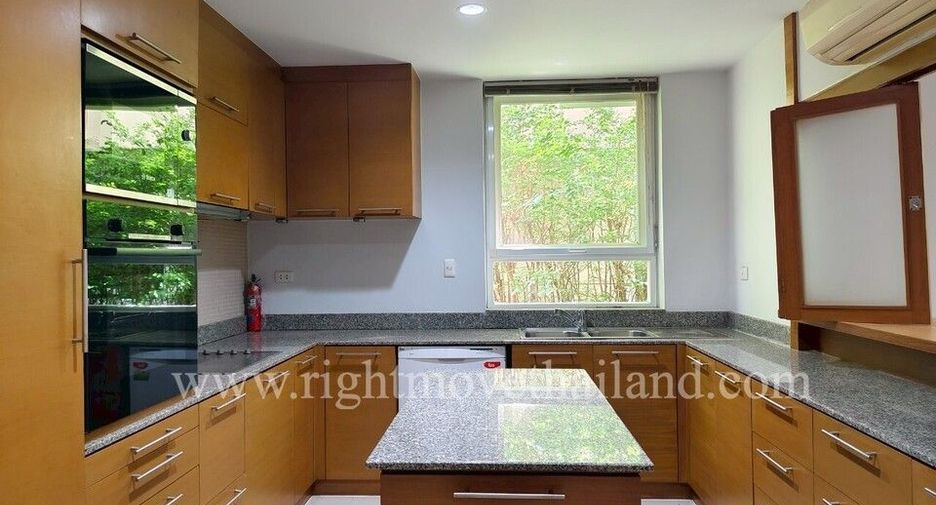 For rent 4 bedrooms townhouse in Watthana, Bangkok