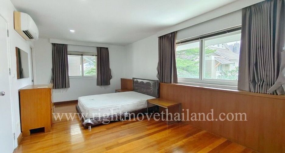 For rent 4 bedrooms townhouse in Watthana, Bangkok