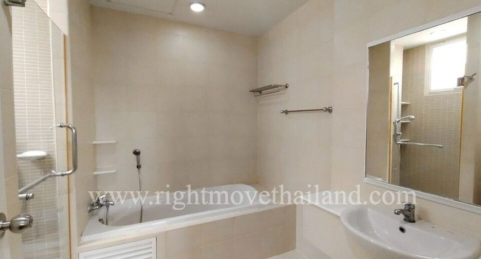 For rent 4 bedrooms townhouse in Watthana, Bangkok