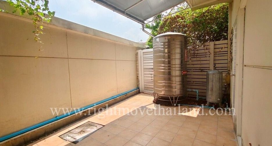 For rent 4 bedrooms townhouse in Watthana, Bangkok